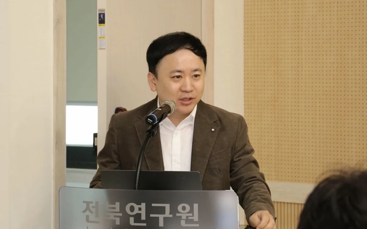 전북연구원 연단에서 발표하는 이종찬 대표