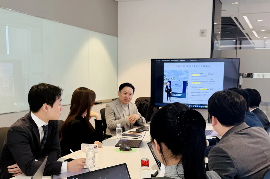소규모 회의실에서 노트북을 펴고 진행하는 AI 실습 워크숍