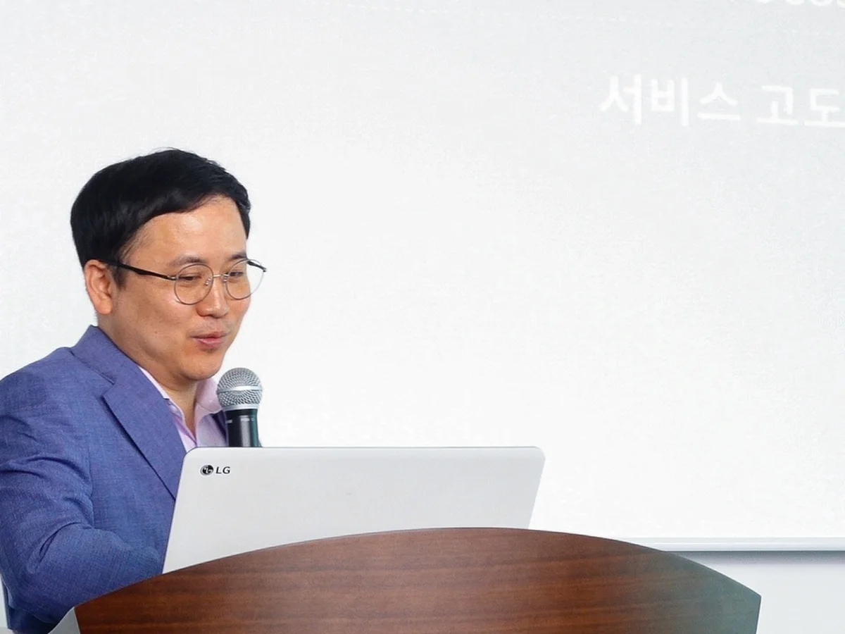 연단에서 노트북을 보며 마이크로 발표하는 이종찬 대표